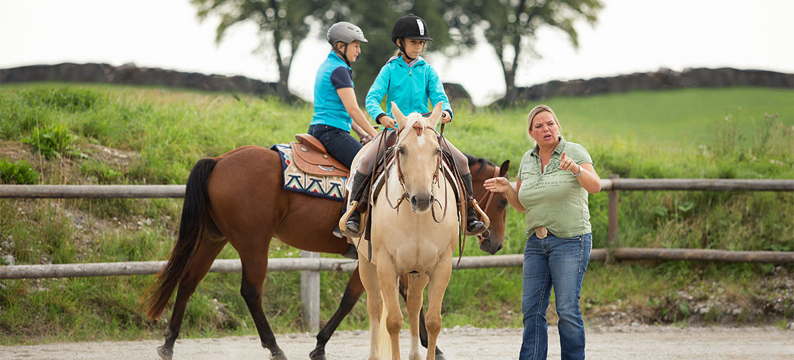 Barbara Braun mit KIndern, die auf Pferden sitzen